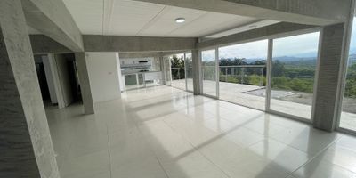 Código:  958FR8444  Si estás buscando un hogar que combine las comodidades de la ciudad con la tranquilidad del campo, esta casa campestre es la opción perfecta para ti. Ubicada en la hermosa ciudad de Pereira, en el departamento de Risaralda, esta propiedad ofrece una amplia área de terreno de 225 M2, con una área construida de 216 M2 y una área privada de 108 M2.

La casa cuenta con 3 acogedoras alcobas y 3 modernos baños, perfectos para ti y tu familia. Además, ofrece 3 espaciosos garajes, para que puedas aparcar tus vehículos cómodamente. La propiedad es ideal para aquellos que tienen mascotas, ya que cuenta con una política de admisión para ellas. Además, podrás disfrutar de servicios básicos de agua, electricidad y gas domiciliario.

En su interior, la casa cuenta con una distribución inteligente, con armarios empotrados que te permitirán maximizar el espacio. Tiene un magnífico balcón, perfecto para disfrutar de una vista panorámica del área campestre. Los baños están equipados y cuentan con excelentes acabados, y la cocina tiene un moderno diseño tipo americano y está totalmente equipada con electrodomésticos de alta calidad. También cuenta con un comedor auxiliar y una práctica despensa.

Otras características que hacen de esta propiedad un lugar ideal para vivir son sus ventanas dobles, que proporcionan una excelente aislación térmica y sonora, y su aire acondicionado, que te garantizará una temperatura agradable todo el año. También incluye un jacuzzi, perfecto para disfrutar de momentos relajantes en la comodidad de tu hogar.

La casa ha sido renovada recientemente y cuenta con acabados de lujo, lo que le da un toque de elegancia y modernidad. Además, tiene acceso a internet de alta velocidad y un lavashadora de platos, para que puedas liberarte de las tareas diarias.

En los alrededores de la propiedad, podrás encontrar una gran cantidad de áreas verdes, con árboles frutales y bosques nativos. A pesar de estar en 