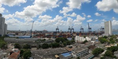 Apartamento para arriendo ubicado en el barrio Manga de Cartagena; ambiente familiar, bríndale la oportunidad a tus seres queridos de vivir en un espacio agradable, único, especial para el bienestar de ellos; el edifico cuenta con 19 pisos, multiples piscinas para adultos y niños, gimnasio, zona de juegos infantiles, salón social para eventos, lobby, parqueadero cubierto, vigilancia las 24/7, circuito cerrado de TV ; el apto consta de balcón con vista externa a la sociedad portuaria, la bahia de Manga, Cerro de la popa, sala - comedor, 2 habitaciones, 2 baños, cocina integral abierta, zona de labores, baño social; cerca a importantes centros comerciales, salas de cine, heladería, iglesia, instituciones educativas, restaurantes tradicionales, almacenes de cadena, boutiques, instituciones financieras y bancarias, instituciones prestadoras de servicios de salud, cómodas vías de acceso, transporte publico cercano, a pocos pasos de la bahía y del centro histórico.