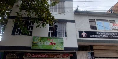 SALA COMEDOR, COCINA SEMI INTEGRAL, 3 HABITACIONES, 1 CLOSETH, 2 BAÑOS, ZONA DE ROPAS.
CUENTA CON PARQUEADERO PARA 1 MOTO.
