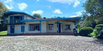 ¡Hermosa Casa Campestre en Arriendo!.Canon $5.500.000 negociable.Disfruta de la tranquilidad del campo con la comodidad de la ciudad. Esta espectacular casa campestre ofrece amplios espacios, acabados cálidos y una excelente ubicación sobre vía principal, cerca de mall comercial, supermercados, panadería, ferreterías y estación de servicio. Lote de 2.700mts y casa de 300mts. CaracterísticasAcogedora sala comedor con chimenea.Amplia cocina y cómoda zona de ropas.Patio interior y cuarto de servicio con baño.1 alcoba auxiliar con clóset.2 alcobas auxiliares, cada una con baño y clóset.Alcoba principal con vestier, baño privado y balcón con vista verde.Baño social.Amplias zonas verdes ideales para disfrutar en familia o con tus mascotas.