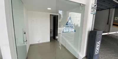 Local en arriendo de 10 m en Sabaneta
Descubre este espacio versatil y lleno de oportunidades, perfecto para iniciar o hacer crecer tu negocio. El local cuenta con un salon principal, puerta vidriera y bano, ofreciendo la posibilidad de adaptarlo facilmente segun tus necesidades o tipo de actividad.

Su ubicacion es inmejorable: a pocos pasos del Parque de Sabaneta, la Unidad Deportiva Zona Sur, el Hospital Venancio Diaz Diaz, gimnasios, locales comerciales y zonas residenciales. Ademas, dispone de excelente acceso al transporte publico y rutas integradas, lo que garantiza una movilidad agil y conveniente para ti y tus clientes.
