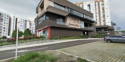 Excelente oportunidad de arriendo en el sector Condina! Se ofrece local comercial de 27 m, estrategicamente ubicado en el primer piso de un reconocido mall, lo que garantiza un alto flujo de visitantes y excelente visibilidad para su negocio. Este espacio es ideal para emprendedores o marcas que deseen posicionarse en una zona de gran desarrollo y movimiento comercial. Su ubicacion privilegiada dentro del centro comercial ofrece comodidad, facil acceso y una amplia proyeccion para todo tipo de actividades comerciales o de servicios. No pierda la oportunidad de establecer su negocio en un entorno moderno, seguro y con gran potencial de crecimiento!