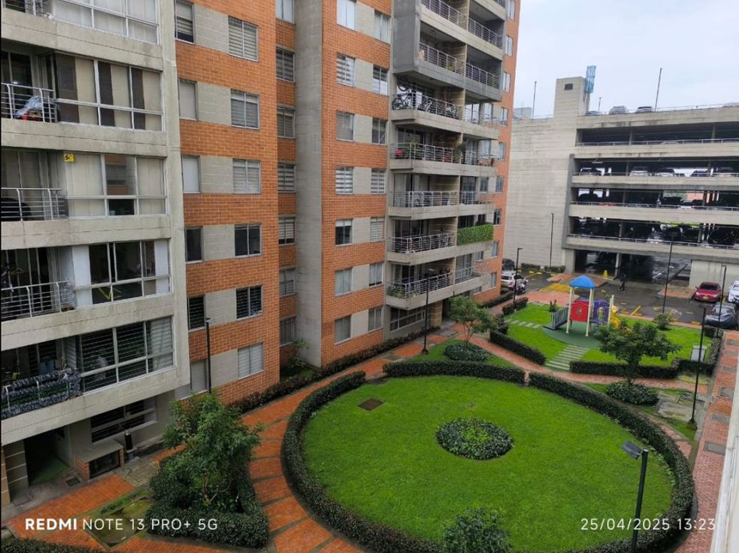 Apartamento de 3 alcobas en venta en Campo Alegre, Bogotá, 84 m² · foto 3 de 20