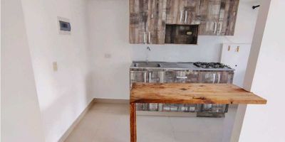 Este hermoso apartamento para alquiler se encuentra ubicado en una zona altamente privilegiada de la ciudad de ,bello , barrio Pérez  con una ubicación estratégica para aquellos que buscan estar cerca de todo lo necesario para una vida cómoda y conveniente. Con una área total del terreno de 52.0 metros cuadrados, este inmueble cuenta además con una área construida y privada de 52.0 metros cuadrados, lo que lo convierte en un espacio perfecto y funcional para vivir.

Este apartamento es ideal para una familia o una pareja que busque un espacio acogedor y moderno para vivir. Cuenta con 3 alcobas amplias y bien iluminadas, lo que brinda a sus habitantes un ambiente de tranquilidad y comodidad. Además, cuenta con 1 baño completo, totalmente equipado y en perfectas condiciones.

Una de las grandes ventajas de este apartamento es que admite mascotas, por lo que puedes traer a tu compañero de cuatro patas sin preocupaciones. Además, cuenta con un balcón que brinda una vista panorámica de la ciudad y permite la entrada de luz natural, lo que crea un ambiente cálido y acogedor en todas las áreas del apartamento.

El apartamento cuenta con un baño auxiliar, perfecto para recibir visitas sin interferir con la vida privada de los habitantes. Su moderna barra estilo americano es ideal para compartir momentos con familia y amigos mientras se preparan deliciosas comidas en la cómoda cocina integral equipada con todos los electrodomésticos necesarios.

El apartamento cuenta con doble ventana, lo que garantiza una excelente iluminación y aislamiento acústico en todas sus áreas. Además, cuenta con servicios básicos como electricidad y gas domiciliario, lo que garantiza una vida cómoda y segura para sus habitantes.

Entre las características externas de este apartamento, se encuentra un ascensor para una mayor comodidad en el traslado de alimentos o objetos pesados, así como de personas con movilidad reducida. El inmueble se encuentra cerca de jardines y col