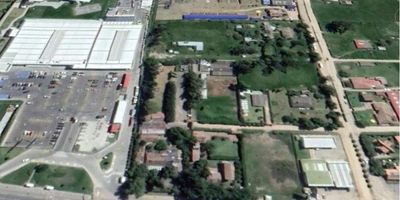 VENTA DE LOTES: con uso de suelos aprobados por la curaduría, Dos lotes  con área de 5.080 M2 y con posibilidad de un tercero para 15.000 M2, situados sobre el corredor vía suburbanos sobre la llamada Milla de Oro,  acceso de doble calzada al terreno, Cuenta con acceso a red eléctrica, acueducto y alcantarillado. Usos primer grupo: Comercio y servicios. grupo II: Consultorios, oficinas, hoteles, restaurantes, farmacias, supermercados, pequeño comercio. y de grupo III: Centros comerciales,  tiendas por departamentos, salas de cine, discotecas. viviendas  Uní, Bi y Multifamiliar. Precio por Lote