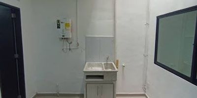 2 Habitaciones 1 Closet
Sala 
Cocina semi 
Baño 
Zona de ropas 
Piso 1 no entra moto 
servicios independientes 
55m² 