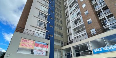 Moderno apartamento ubicado en el exclusivo edificio Zima 26, sobre la Avenida El Dorado, una de las zonas más estratégicas y de mayor valorización de la ciudad.
El inmueble cuenta con tres alcobas con clóset, tres baños, sala-comedor amplia e iluminada, cocina integral abierta tipo americana y zona de lavandería independiente.
Incluye un garaje cubierto y un depósito.
El edificio ofrece excelentes acabados, acceso vehicular y peatonal sobre vía principal, cercanía a transporte público, centros empresariales, universidades y zonas comerciales.  Valor del canon de arrendamiento $3.000.000 mas $ 420.000 ADMON. Contacto Inmobiliaria Infomerka.