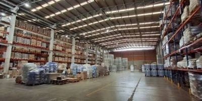Se arrienda excelente bodega ubicada en el sector industrial de Fontibón, una de las zonas más estratégicas de Bogotá para el desarrollo logístico, de distribución e industrial, con cercanía avías principales, aeropuerto y corredores de carga.  Avenida Calle 24 95-12Características del inmueble, Área total construida 4.521,97 m ,Área de bodega 3.619,39 m, Área de servicios 334,84 m Subtotal piso 1 4.034,23 m ,Área de oficinas 487,74 m, Altura libre de bodega 12,40 m, Capacidad eléctrica instalada 150 kVA, Ocho muelles de carga ,Área de parqueo para vehículos ,Infraestructura moderna, ideal para operaciones de gran escala