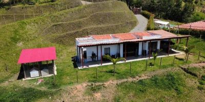 3 habitaciones, 2 baños, cocina integral, salón comedor, parqueadero, zonas verdes, portón de entrada a la finca.

Tipología mixta prefabricada y material. 

A solo 20 minutos de la autopista Medellín-Bogotá.