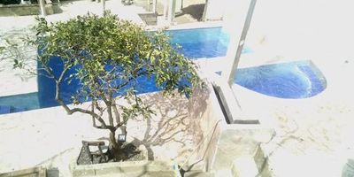 Finca en venta en la vereda Mangarriba, a solo 15 minutos del parque principal de Girardota. Cuenta con casa de 3 niveles, 8 habitaciones, 3 baños, cocina, terraza, piscina, jacuzzi y kiosko. Acceso al transporte público directamente en la entrada. Un lugar ideal para disfrutar la tranquilidad y comodidad que te mereces.