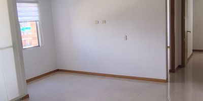 Se arrienda amplio apartamento ubicado en Rionegro, sector Los Colegios, una zona tranquila y de alta valorizacion. El inmueble cuenta con dos habitaciones, una de ellas con bano privado y vestier, ademas de un bano social, balcon, closet, cocina integral, zona de ropas, sala comedor, calentador y servicio de gas por red. Incluye parqueadero y cuarto util. La unidad residencial ofrece excelentes zonas comunes para el disfrute y comodidad de sus residentes, tales como piscina, salon social, turco, sauna, placa polideportiva, parqueadero de visitantes, ascensor y porteria con servicio de vigilancia las 24 horas.