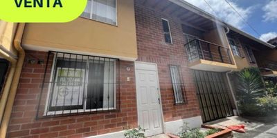 Oportunidad de vivir en una hermosa casa ubicada en el exclusivo municipio de Rionegro, en Antioquia. Con un amplio terreno de 135 M2 y una construcción de 135 M2, esta propiedad ofrece comodidad y confort en un entorno tranquilo y seguro.

La casa cuenta con 3 habitaciones y 3 baños, brindando espacio para toda la familia. Además, dispone de 2 espacios de garaje, lo que garantiza comodidad al momento de estacionar los vehículos.

En su interior, la casa incluye características especiales que la hacen aún más atractiva. Entre ellas se encuentran la posibilidad de tener mascotas, suministro de agua constante, un amplio balcón y baños adicionales para mayor comodidad. La cocina ya está equipada con muebles y electrodomésticos de calidad para el uso cotidiano. Además, cuenta con sistemas de electricidad y gas domiciliario instalados.

Por otro lado, la ubicación de la casa es ideal. Se encuentra en una urbanización cerrada y con acceso pavimentado, lo que garantiza seguridad y tranquilidad para toda la familia. Además, la zona es cercana a centros comerciales, por lo que se pueden realizar compras de forma cómoda y rápida. Asimismo, se encuentra cerca de zonas urbanas, colegios y universidades, facilitando el acceso a servicios educativos de calidad.

Alrededor de la propiedad, se pueden encontrar parques y zonas verdes, ideales para realizar actividades al aire libre y disfrutar de la naturaleza. También se encuentra cercana a un centro médico, lo que brinda tranquilidad en caso de necesitar atención médica urgente. Su proximidad a jardines y colegios también es una ventaja para aquellos que tienen niños en la familia.

No pierdas la oportunidad de adquirir esta propiedad en una de las mejores zonas de Antioquia. Con todas estas características, la casa ofrece la posibilidad de vivir en un lugar tranquilo y seguro, sin dejar de lado la comodidad y el confort.


¡No pierdas la oportunidad de hacer de este inmueble tu nuevo hogar!

Contáctanos 