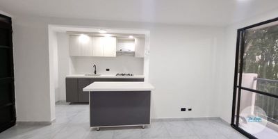 ¡Se arrienda hermoso apartamento para estrenar en una ubicación privilegiada! Cuenta con un área de 53 m² distribuidos en 3 cómodas habitaciones con closet, 2 baños, sala comedor, cocina integral con red de gas, zona de ropas y baño de servicio. El apartamento se encuentra en el segundo piso, con pisos en cerámica, citófono y calentador instalado.El conjunto ofrece excelentes zonas comunes para disfrutar en familia: piscina para adultos y niños, salón social, ascensor, shut de basuras, portería 24 horas, amplias zonas verdes y una vista panorámica encantadora.Ubicado a tan solo 10 minutos del Parque de Rionegro, frente al colegio UCO y al Club Macarena, sobre la vía antigua a Guarne, este inmueble ofrece fácil acceso pavimentado, cercanía a colegios y disponibilidad de transporte público cercano.Una excelente oportunidad para vivir con confort, seguridad y una excelente valorización. ¡Ven y conoce tu nuevo hogar!