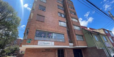 Excelente apartamento ubicado en el Edificio localizado frente al Parque Garnika-Palermo y campos deportivos del barrio, cerca de las Universidades: Javeriana, Piloto y Católica y de los Hospitales: San Ignacio y Militar y las Clínicas: Nueva, Palermo y Marly; el apartamento consta de: Una habitación, un baño privado, Sala comedor con vista panorámica al occidente de la ciudad, cocina integral a gas, zona de lavandería vista panorámica e iluminación natural. Cerca de los ejes viales de la Calle 45 y de las Avenidas Caracas y Séptima, cerca de las estaciones del Metro y Transmilenio.