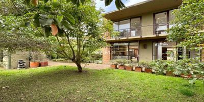 Codigo 19444. Disfruta de la vida en un entorno exclusivo, tranquilo y rodeado de naturaleza en esta hermosa casa moderna ubicada en un conjunto residencial de solo 20 viviendas. Con apenas 4 años de construida, esta propiedad combina diseño contemporáneo, confort y funcionalidad en cada detalle, ideal para quienes buscan un hogar con estilo y conexión con la naturaleza.La casa ofrece 183 m² construidos sobre un lote privado de 559 m², brindando la sensación de vivir en una finca dentro de la ciudad. Su diseño de doble altura llena los espacios de luz natural, creando un ambiente cálido y elegante. Cuenta con 3 habitaciones con baño y balcón privado, un estudio perfecto para trabajar o estudiar desde casa, y un baño social para tus visitas. La cocina abierta de estilo moderno está equipada con lavavajillas y estufa de 5 puestos, ideal para los amantes de la buena cocina, y se integra perfectamente con la amplia sala y comedor, creando un espacio social acogedor.Disfruta del aire libre en su gran zona verde con área de BBQ, perfecta para reuniones familiares o con amigos. Además, dispone de 3 parqueaderos (2 cubiertos con pérgola), 2 depósitos, patio, y zona de lavandería.El conjunto ofrece exclusivas amenidades como salón social, parque infantil y senderos para caminar o montar bicicleta, fomentando un estilo de vida activo y familiar.Su ubicación privilegiada permite un fácil acceso por la Novena desde Cajicá, por Cota o por la Autopista Chilacos, conectándote rápidamente con los principales puntos de la Sabana.Una oportunidad única de vivir con elegancia, amplitud y tranquilidad en uno de los sectores más apetecidos de Chía. ¡Contáctanos y descubre tu próximo hogar!