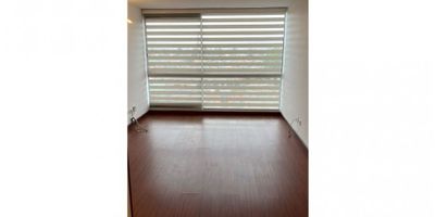 CODIGO: 9589FR054 ¡Hermoso apartamento en venta en Garcés Navas, Engativá! Este acogedor apartamento de 50 m² ofrece confort, buena ubicación y gran potencial de valorización. Cuenta con 2 amplias alcobas con clósets de pared a pared, 2 baños, sala-comedor iluminada, cocina integral funcional, piso en madera laminada, parqueadero propio y se encuentra en un décimo piso con ascensor, lo que le brinda una excelente vista y un ambiente tranquilo. Ubicado en el sector de Garcés Navas, una zona residencial con alta demanda y proyección, cercana a la Avenida Ciudad de Cali, Calle 80 y al Portal de TransMilenio, además de centros comerciales, parques, colegios y todo tipo de servicios. Su estratégica ubicación y desarrollo urbanístico hacen de esta propiedad una excelente oportunidad de inversión o vivienda, combinando comodidad, valorización y calidad de vida en un mismo lugar. ¡Contáctanos y agenda tu visita hoy mismo!
