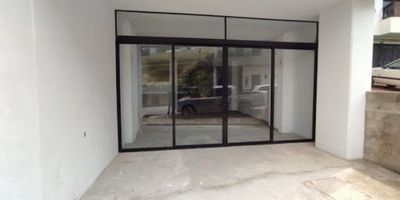 Excelente local para estrenar en el municipio de El Carmen, para arriendo. Ubicado al borde de la vía ppal que comunica El Canadá - El Carmen, cuenta con 130mt2, y fachada en vidrio templado lo que garantiza una muy buena visibilidad para su negocio, tiene 1 baño, doble altura. Perfecto espacio para tu marca nueva o expansión, sector muy comercial y residencial. Canon $4.000.000