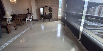 Descubre este exclusivo apartamento de 185 metros cuadrados en una zona residencial de la ciudad. Con 3 habitaciones, 4 baños, cocina integral, aire acondicionado, balcón y vista exterior. Además, cuenta con piscina, sauna, vigilancia privada 24/7 y más. ¡No pierdas la oportunidad de vivir en este lugar único! Contáctanos para más información.