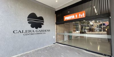 OFICINA 403, área de oficina 26,12m2 cuenta con terraza privada de  7.17m2 con una maravillosa vista, excelentes acabados. Ubicado en piso cuarto. Zona exclusiva para visitantes Lobby y baterías de baños. CALERA GARDENS ubicado sobre vía nacional, de La Calera a 9 Km del Peaje los Patios y a 16 km de Bogotá. Encontrarás marcas como Dollarciy, Mimo´s, VO Cines y emprendimientos con ofertas gastronómicas y de comercio. Parqueadero público. Se ha registrado ingresos al Centro comercial de 46.000 personas (ingreso peatonal), motos 900 y vehículos 6.400. La Calera y poblaciones aledañas han tenido un desarrollo urbanístico importante, creciendo el número de familias quienes requieren de una red de atención en el sector salud, zona de entretenimiento, gastronomía entre otros servicios. Todo en un mismo lugar! Cod: 5130