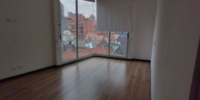 Venta de apartamento en chapinero alto, Area 76 mts, piso 5to, consta de 2 habitaciones, 2 baños, 2 parqueaderos, deposito. 11 años de construido. 

Zona social:  zona BBQ, salón comunal, planta eléctrica, gimnasio, recepción o lobby, terraza, parqueadero de visitantes
