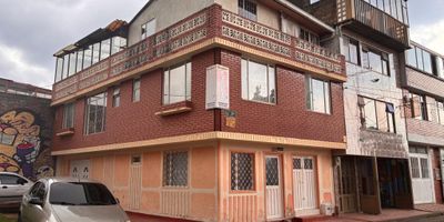 VENTA CASA SAN BLAS RQ19925
AREA.L: 62.90 M2 AREA.C: 214.00 M2
1 NIVEL: locao comercial con baño, garaje  cocina semi integral, sala, 
patio descubierto, pisos en ceramica
2 NIVEL: sala comedor, 4 alcobas, zona de planchado
un baño, pisos en ceramica
3 NIVEL: apto de sala comedor, 2 alcobas, 1 baños
cocina , balcon, terraza con zona de lavanderia