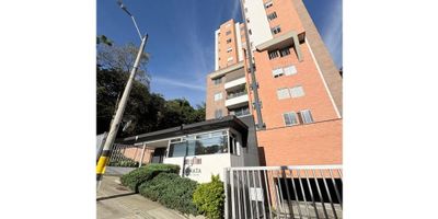 ¡Tu Nuevo Hogar te Espera en Urb. Sonata Envigado! ?✨

Este lindo apartamento tiene todo lo que necesitas:


 
 3 Habitaciones amplias ?, perfectas para descansar y soñar.
 
 
 2 Baños completos ?
 
 
 Cocina integral ?
 
 
 Red de gas instalada ?
 



 
 Piso: 10
 
 
 Estado: Usado con excelentes acabados
 
 
 Parqueadero: Si doble lineal y Cuarto util. 
 


Entorno ❤️

A pocos minutos de Sonata, ofrecen espacios de esparcimiento. Entre los puntos de referencia más destacados se encuentran:


 
 Centros Comerciales: La zona cuenta con la proximidad de reconocidos centros comerciales como Terracina Plaza, City Plaza y San Lucas Plaza. 
 
 
 Educación y Salud: En las inmediaciones se ubican instituciones educativas de prestigio como el Colegio La Salle de Envigado. En cuanto a servicios de salud, el Hospital Manuel Uribe Ángel se encuentra a una distancia conveniente, garantizando atención médica de calidad.
 
 
 Supermercados y Tiendas: Además de las grandes cadenas presentes en los centros comerciales, en la zona se pueden encontrar supermercados como Carulla.
 


¡Rutas de Transporte! ?? 


 
 Transporte Público: Algunas de las rutas más relevantes son la M 41-2, C5 025, C5 033, C5 032, M 41-1 y la C5 034. Estas rutas integradas facilitan el acceso al sistema de transporte masivo del Metro de Medellín, principalmente a través de las estaciones Envigado y Ayurá de la Línea A.
 
 
 Vehículo Particular: Para quienes se movilizan en vehículo propio, la Loma del Esmeraldal ofrece una excelente conectividad a través de la Transversal Intermedia, la Loma del Escobero y la Avenida Las Palmas.
 


?️ Descripción de la unidad


 
 Comodidades:  2 Ascensores en torre.
 
 
 Recreación: Piscina de adultos y niños, gimnasio, zonas verdes, salon social, coworking, parqueadero de visitantes, y zona de juegos al aire libre para niños. 
 
 
 Seguridad: Portería 24 horas.
 
 ¡Lláman