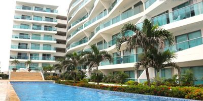 Arrendamos apartamento en uno de los edificios más elegantes y modernos de Cielo Mar, cuenta con 3 habitaciones, 2 baños, sala amplia, comedor, balcón, cocina integral tipo americana y zona de labores independiente. Disfruta de todas las comodidades que ofrece el edificio, Piscina con vista al mar, Salón social y zona BBQ, Lobby tipo hotel y seguridad 24 hrs, Ideal para quienes buscan confort, exclusividad y una ubicación privilegiada cerca del mar, el aeropuerto y las mejores playas de la zona norte.