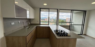 Ubicado en San Antonio de Pereira, este apartamento cuenta con todo lo que buscan los clientes. Una buena distribución, con dos habitaciones y un estudio perfecto para la oficina y una excelente vista, al tener las dos vistas que ofrece el proyecto, a las casas y la más apatecidas, hacia la reserva de bosque.
