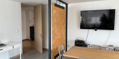 Oficina en Venta en Los Alpes en unidad cerrada, cerca a supermercados de cadena, rutas de transporte publico y servicios complementarios de la zona. Cuenta con un espacio, un baño, pisos en cerámica, cocineta, cableado de red, techo cielorraso. La unidad cuenta con un parqueadero, ascensor, auditorio, baños comunales, vigilancia las 24 Horas y circuito cerrado de TV. Inmuebles sujetos a verificación de disponibilidad. Venta Los Alpes Pereira