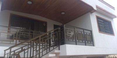 SE ARRIENDA APARTAMENTO EN SEGUNDO PISO ,EL CUAL CONSTA DE 2 ALCOBAS CON CLOSET ,UN BAÑO COMPLETO,ADEMAS CUARTO Y BAÑO DE SERVICIO,SALA COMEDOR AMPLIA,COCINA CON SUS MUEBLES PERO SIN ESTUFA,ÁREA DE LABORES INDEPENDIENTE Y AMPLIA,TERRAZA,Y ZONA DE PARQUEO ENREJADO PERO DESCUBIERTO.

VALOR ARRIENDO 1.700.000