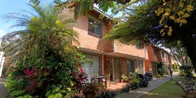 PRADOS DEL LIMONAR ESQUINERA, EXCELENTE UBICACION, AREA APROX 120 M2, ANTEJARDIN, SALA, COMEDOR, BAÑO SOCIAL, HERMOSA COCINA INTEGRAL REMODELADA, PATIO, SEGUNDO PISO: TRES ALCOBAS, PRINCIPAL CON BAÑO, BAÑO ALCOBAS, BAÑOS REMODELADOS, ALTILLO USO MULTIPLE, CON PUERTA CORREDIZA, AIRE ACONDICIONADO, PUEDE SER CUARTA ALCOBA O ESTUDIO, DOBLE PARQUEADERO CUBIERTO, BALCON HACIA ZONA VERDE, ZONA TRANQUILA, TIENE LEASING AL DIA. INFORMES 3103064869