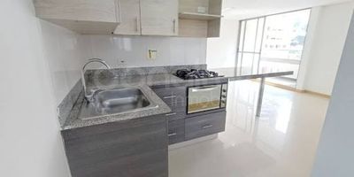 472-8330 Conaltura Inmobiliaria ofrece en arriendo este amplio apartamento de 85 m, ubicado en la parte alta de Abadía en Envigado, un sector residencial exclusivo, tranquilo y de alta valorización. El inmueble cuenta con 3 alcobas, 2 clósets, 2 baños, 1 vestier, sala comedor, balcón con vista, cocina integral tipo americano con estufa y calentador a gas, zona de ropas, iluminación LED y puerta de seguridad. Incluye parqueadero sencillo cubierto y cuarto útil, brindando mayor comodidad y seguridad. La unidad residencial ofrece todas las amenidades para disfrutar en familia portería y vigilancia, ascensor, salón social, gimnasio, juegos infantiles, piscina para adultos y niños, turco, jacuzzi, sauna, terraza BBQ, shut de basuras, zonas verdes y parqueadero de visitantes. Ubicado cerca de zonas campestres y con fácil acceso hacia el sector de El Escobero, Mall Viva Envigado, colegios y rutas de transporte público. 