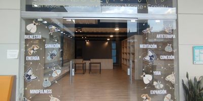 Amplio local comercial, con excelente vitrina hacia via principal lo que le brinda alta visibilidad y flujo constante de peatones, Ideal para negocios que requieren exposicion como almacenes, academias, oficinas comerciales o centros de servicios. Cuenta con espacios abiertos facilmente adaptables, buena iluminacion natural, bano, pisos en madera laminada. Su ubicacion estrategica,  lo convierte en una excelente opcion para establecer su empresa en una zona de gran desarrollo comercial y de facil acceso al transporte publico. Canon + Admon. + IVA 