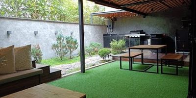 Casa en arrendamiento en el sector de la Loma de Los Gonzalez en el Poblado. Cuenta con acabados remodelados, amplios y muy cómodos espacios, tres plantas, cuatro habitaciones, una de ellas con jacuzzi y cuarto y baño de servicio adicional. Cuenta también con jardín privado con zona de BBQ ideal para tus asados en familia y jacuzzi. dos balcones y un área de terraza con balcón. En unidad con zonas húmedas, zona deportiva y  salón social. A cinco minutos del centro comercial El Tesoro y con fácil acceso a la transversal superior. Cómodas vías de acceso y con facilidad de abordaje a rutas de transporte público.