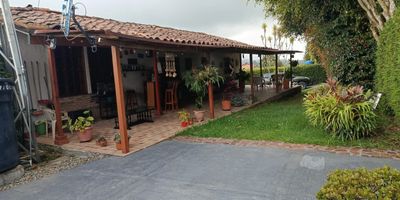 Puerta de entrada electrónica, casa de 240 metros, 4 habitaciones, cocina integral, sala comedor, cuarto útil, energía EPM, parqueadero para 8 carros

Excelente seguridad, cuenta con 10 cámaras de seguridad. 
Linderos cercados por bambú y eugenios. 

Ubicada a 12 Kmt de San Pedro y 26 kmt de Medellín.