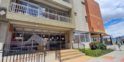 Se arrienda acogedor apartamento ubicado en la Calle 57H Sur 68D-56, en el conjunto residencial Senderos de Madelena I, una zona estratégica y de alta valorización en el sur de Bogotá. Cuenta con dos habitaciones con excelente iluminación natural, un baño, sala, comedor, zona de lavandería y balcón con vista agradable. El conjunto ofrece seguridad 24 horas, salón social, piscina, gimnasio, BBQ, parque infantil, amplias zonas verdes y senderos peatonales. Su ubicación brinda excelentes vías de acceso como la Autopista Sur y la Avenida Villavicencio, además de cercanía a estaciones de TransMilenio como Madelena y Perdomo. Cualquier información contactar al 317 4003541 o al correo andrea.lizarazoinmobiliariabogota.com el equipo de Inmobiliaria Bogotá está comprometido a brindar una experiencia de vida excepcional para nuestros clientes desde el momento que se une a nuestra comunidad. 