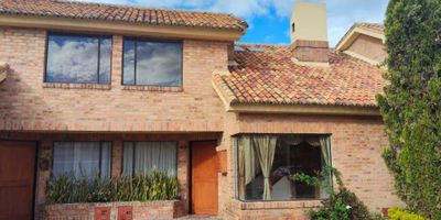 Hermosa casa de 2 pisos, 3 alcobas,  alcoba principal con su baño, 3 baños en total, estudio, sala comedor independientes, estufa y calentador a gas, chimenea, patio cubierto, pisos en madera,  2 garajes, área construida de 140 mts, casa interior, zona para niños, salón comunal,  jardines, conjunto cerrado. Cerca a la parroquia de la sagrada, Avenida chilacos y Avenida pradilla.