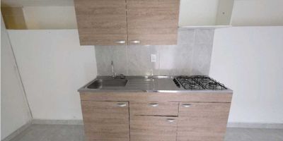 ¿Buscas un espacio comercial estratégico, funcional y con excelente ubicación? Este local en el sector Buenos Aires es una oportunidad ideal para emprendedores o negocios que deseen posicionarse en una zona con alto flujo peatonal y cercanía a puntos de gran interés de Medellín.

Con un área de 28 m², este espacio se adapta fácilmente a diferentes tipos de comercio, como oficinas, consultorios, tiendas de atención al público o negocios de servicios. Dispone de piso en cerámica, lo que garantiza durabilidad y fácil mantenimiento, además de una cocina integral, perfecta para quienes buscan acondicionar un espacio que combine atención al cliente y funcionalidad interna.

El local cuenta con buena iluminación y ventilación natural, ofreciendo un ambiente agradable para trabajadores y visitantes. Aunque no tiene red de gas ni baño, su estructura permite realizar adecuaciones según las necesidades del negocio.

Ubicado en un estrato comercial, este inmueble se encuentra muy cerca del tranvía de Buenos Aires y del Centro de Salud, dos puntos de referencia que aseguran una alta visibilidad y fácil acceso. Su entorno es dinámico y rodeado de comercio local, instituciones educativas y servicios, lo que lo convierte en un punto estratégico para cualquier tipo de actividad económica.

Una excelente opción para emprender o ampliar tu negocio en una de las zonas más activas de la ciudad.
? Código del inmueble: (L4296)
