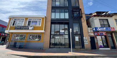 Descubre este imponente edificio de oficinas, ubicado en una zona estratégica de Chía, junto a Movistar, cerca de la Iglesia Santa Lucía, del parque principal y del centro administrativo de Chía.

Con 400 metros cuadrados, el primer piso cuenta con 130 m², doble altura, baños, patio y estructura metálica, con opción de oficinas.
El segundo piso ofrece un área tipo mezzanine u oficinas, con 7 espacios, dos baños y cocineta. La misma distribución se repite en el tercer piso.

En total, dispone de 6 baños, 2 cocinetas, iluminación natural y vista exterior. Su fachada en ladrillo y ventanales aporta una imagen moderna y corporativa. Además, cuenta con mezzanine, escalera de emergencia y cableado de red.

Con acceso a servicios públicos, y ubicado cerca de colegios, supermercados y transporte público, este edificio es ideal para empresas corporativas que buscan comodidad y funcionalidad en un entorno comercial, para instituciones Bancarias, financieras, instituciones educativas. 

¡Una opor