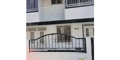 Te presentamos esta encantadora casa que está ubicada en una de las zonas más exclusivas de la ciudad. Construida en un amplio terreno de 111 metros cuadrados, esta propiedad ofrece una área construida y privada de 111 metros cuadrados, lo que significa que podrás disfrutar de amplios espacios tanto en el interior como en el exterior.

Con un diseño moderno y acabados de alta calidad, esta casa cuenta con 3 cómodas alcobas, perfectas para el descanso de toda tu familia. Además, tiene 2 baños completos, uno de ellos en la habitación principal, lo que garantiza la privacidad y comodidad que todos buscan.

Destaca su funcional cocina integral con barra estilo americano, donde podrás preparar deliciosos platos y compartir momentos en familia. Además, cuenta con una doble ventana que permite una excelente iluminación natural y una ventilación fresca y constante.

Esta propiedad también ofrece comodidades externas que te encantarán, como acceso pavimentado que te permite llegar a casa de manera cómoda, incluso en días lluviosos. Y para tu total tranquilidad, cuenta con un garaje privado para estacionar tu vehículo de forma segura.

Otro gran beneficio que ofrece esta casa es su aire acondicionado, perfecto para combatir el clima cálido de la ciudad y mantener un ambiente fresco y agradable en todo momento. También tiene un balcón que te invita a relajarte y disfrutar de las vistas de los alrededores.

No esperes más para adquirir esta hermosa casa que te ofrece una excelente ubicación y todas las comodidades necesarias para vivir en plenitud. ¡Contáctanos ahora mismo y agenda una visita para que puedas apreciarla en persona!