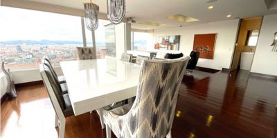 ARRIENDO CON ADMON 9.900.000, SIN MUEBLES, CON 10.900.000. Completamente reconstruido, acabadado AAA. Exterior, en un sólo nivel tenemos 3 habitaciones cada una con su baño, baño social, cuarto y baño de servicio, sala con chimenea y comedor, una amplia y espectacular cocina abierta moderna de Casa Magna. Zona de lavandería generosa. Vista panorámica a la ciudad, muy iluminado. 2 parqueaderos en línea y depósito. 

 
