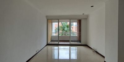 Hermoso apartamento en arriendo en La Castellana, con amplios y luminosos espacios que brindan confort y bienestar. Ubicado en un sector residencial tranquilo, cerca a La Vaquita y la iglesia Santa Gema, con excelentes rutas de transporte publico y facil acceso a vias principales.
Cuenta con 2 habitaciones, 2 banos, cocina integral, balcon, zona de ropas, piso en granito, calentador, closets amplios y closet de linos. Ademas, dispone de ascensor intermedio, parqueadero privado y cuarto util.
Su ubicacion estrategica y su distribucion funcional hacen de este inmueble una excelente opcion para quienes buscan comodidad, buena iluminacion natural y cercania a servicios, supermercados, restaurantes y mas. Contactanos y agenda tu visita!