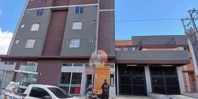Moderno apartaestudio de 31 metros  ubicado en el piso 18, con una hermosa vista a los cerros orientales.
Cuenta con sala-comedor, cocina tipo americana y habitación en ambiente independiente, diseñados para brindarte comodidad y estilo. Disfruta de una ubicación privilegiada, rodeado de centros comerciales como Iserra 100 y Cafam Floresta, con excelentes vías de acceso por la Calle 100, Avenida Suba y Autopista Norte.
El conjunto ofrece zonas sociales como: área BBQ, zona de lavandería y espacio de coworking, ideales para tu estilo de vida moderno. El valor del canon incluye la administración.