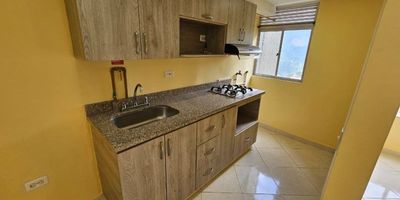 Apartamento en arriendo en el sector El Descanso, San Antonio de Prado, con un área de 42 m². Ofrece excelente iluminación natural y una distribución funcional que aprovecha cada espacio.
Cuenta con 2 alcobas, 1 clóset en madera, 1 baño, sala-comedor, cocina integral con red de gas y amplio ventanal que aporta frescura y claridad al ambiente.
Ubicado cerca del Colegio Empresarial San Antonio de Prado, en una zona tranquila y con fácil acceso al transporte público, ideal para quienes buscan un lugar cómodo y bien ubicado para vivir.