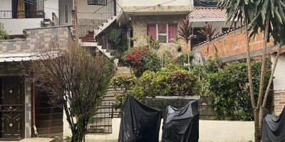 ESTE INMUEBLE TIENE SOLICITUD EN ESTUDIO, EN CASO DE QUE ÉSTA NO SE APRUEBE, EL INMUEBLE VOLVERÁ A ESTAR DISPONIBLE.Casa ubicada en la calle 49 N.57A-89 Cs 201, amplia, con buena iluminación y ventilación. A su alrededor tiene el fácil acceso al transporte público metro, urbano y autopista, tiendas de barrio, tiendas D1, estación de gasolina Zeus, puntos de comidas rápidas, colegios, droguerías, gimnasios, veterinarias, carnicerías y parqueaderos. Máximo 4 personas, se permite mascota pequeña.