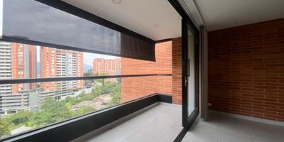 Apartamento en venta en unidad cerrada ubicada en un sector de gran crecimiento y desarrollo urbanístico, entorno muy tranquilo y con tránsito de solo residentes, con conexión a rutas de transporte público, servicios complementarios como restaurantes, almacenes de cadena, centros comerciales y demás servicios complementarios del sector. Piso en cerámica, sala comedor, 3 alcobas con vestier y baño en la principal, baño social, cocina integral abierta tipo americano, zona de ropas, balcón, útil y parqueadero cubierto Conjunto cerrado con ascensor piscina, salón social, zonas verdes, vigilancia y portería 24 horas y circuito cerrado de TV,inmuebles sujetos a verificacion de disponibilidad
