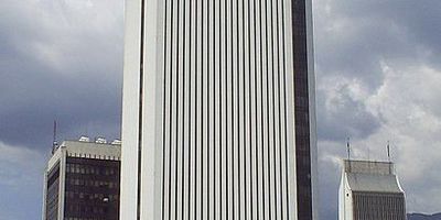 Jairo Ochoa ofrece para arriendo cómoda oficina con excelente ubicación en el centro de Medellín, a pocos metros de estación Parque Berrío del Metro, sector altamente comercial, financiero y de servicios, con 54 mt, con pisos en cerámica, un baño, aire acondicionado central, preciosa vista. El edificio cuenta con portería 24 horas, recepción, 6 ascensores. Info 6044486003 - 3154206842  3152044529