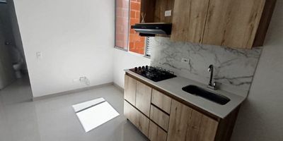 Apartamento en venta – Pilarica, MedellínOportunidad ideal de inversión o vivienda en una de las zonas más cotizadas de la ciudad. Este apartamento se encuentra ubicado a pocos pasos del TECNOLOGICO DE ANTIOQUIA, elCentro Comercial Floriday elHOSPITAL PABLO TOBON URIBE , con excelente conectividad y entorno residencial tranquilo.Características del inmueble:Sala comedor ampliaCocina integral mixta–  Casi Nueva2 alcobascon  un clóset2 baño completoZona de ropas independientePiso en PorcelanatoEl edificio con ascensor, no cuenta con parqueaderoSuubicación privilegiadacerca de colegios, universidades, transporte público y comercio lo convierte en una excelente alternativa tanto para vivir como paragenerar renta, ya que posee unaalta demanda de arrendamientoen la zona.¡Una inversión inteligente en el corazón de Medellín!Contáctanos para más información o para programar tu visita.