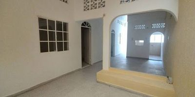 Venta de Casa Comercial en Barrio Sucre, Girardot. Oportunidad única de inversión en Girardot Area de lote de 198 m2,  Area construida 176 m2,  fondo 30 m y frente 6.57 m,  ideal para comercio o uso mixto. La propiedad se distribuye de la siguiente manera: Primer Piso: Local 1 independiente de 25 m2 con contador de energía independiente, casa local de entrada a la casa con puerta y ventana de hierro, cuatro habitaciones una con clóset, dos patios, dos baños, Comedor amplio, Cocina sencilla, Lavadero enchapado grande, Pisos en baldosa color blanco, Techo de zinc en la mitad y taja termo acústica en la otra mitad, 
Cielo raso en PVC, Tanque de reserva, Servicios de gas, energía y agua independientes.
Segundo Piso: Área construida de 58 m2, Hall amplio, Local 1 con baño y tanque de reserva, Local 2, más amplio que el primero, con baño y tanque de reserva, Servicios públicos independientes para cada local, Excelente propiedad con altos ingresos por renta, ideal para inversión. ¡Contáctanos para más detalles y agendar una visita!