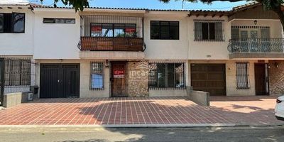 La Flora casa de dos niveles, semi remodelada, área de lote 285 m, área construida 440 m, primer nivel consta de sala comedor, estudio, cocina integral, amplia terraza, patio de ropas, habitación de servicio con baño, baño social, posible 4ta habitación o zona de estar. Segundo nivel cuenta con habitación principal con baño y vestier, dos habitaciones auxiliares, baño de alcobas, Hall de alcobas y estudio con salida a balcón. Espacio para 1 parqueadero cubierto, posibilidad de estacionar 3 carros de manera exterior. Ubicación residencial, posibilidad de remodelar a su gusto. Cercana a parques, centros comerciales y aeropuerto.